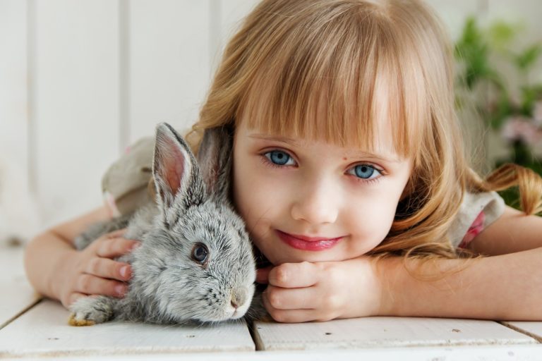 Kind mit Kaninchen