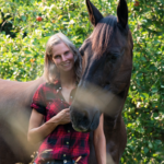 Lisa Tiefenbacher mit Pferd