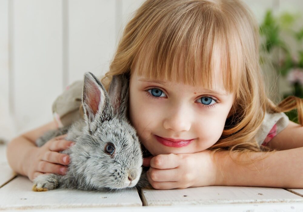 Kind mit Kaninchen